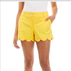 - Crown & Ivy
Women's Shelby Scalloped Shorts